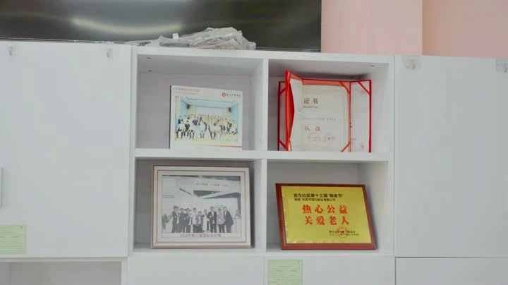 white paper shopping bags